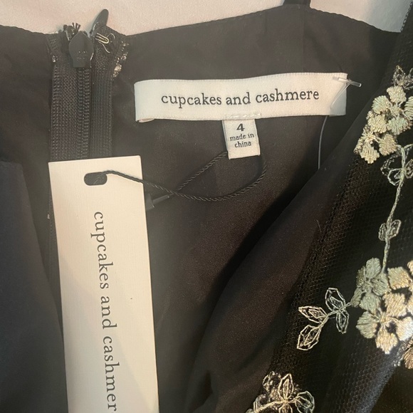 Black tulle dress with underlining with gold accents, zipper at the back. - Picture 3 of 4